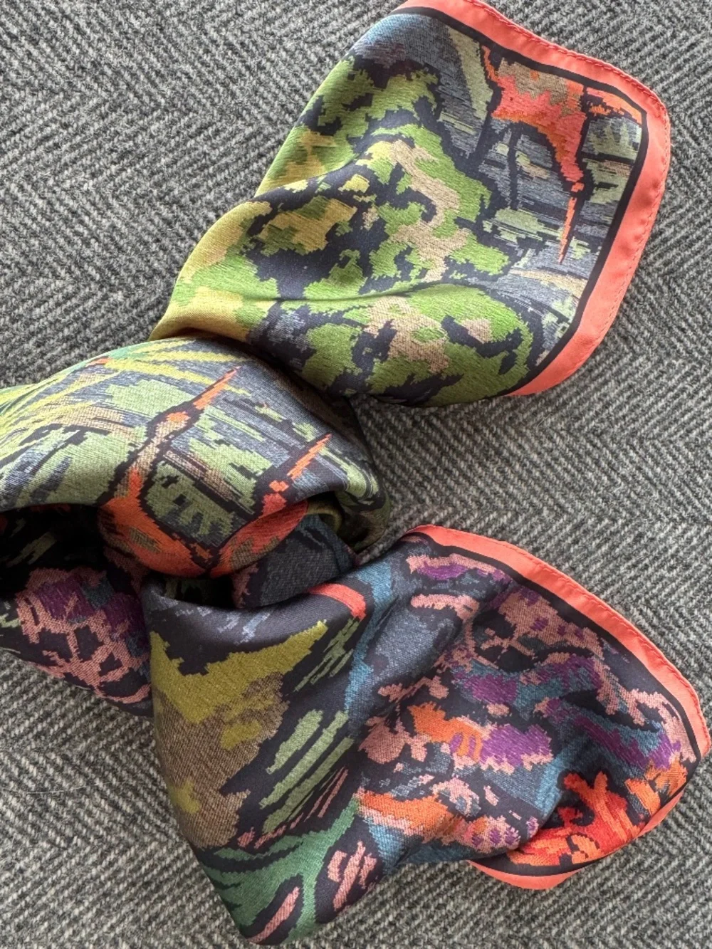 NWOT, SILK SCARF IN BEAUTIFUL TAPESTRY LANDSCAPE PRINT